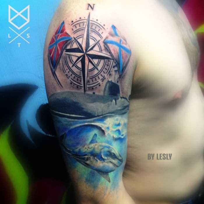 Tatuaje de la Marina en el hombro