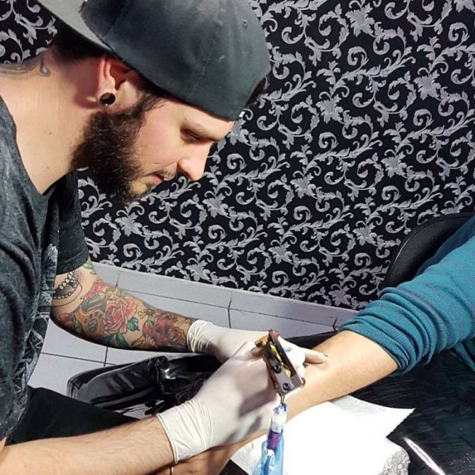 Assez âgé pour se faire tatouer