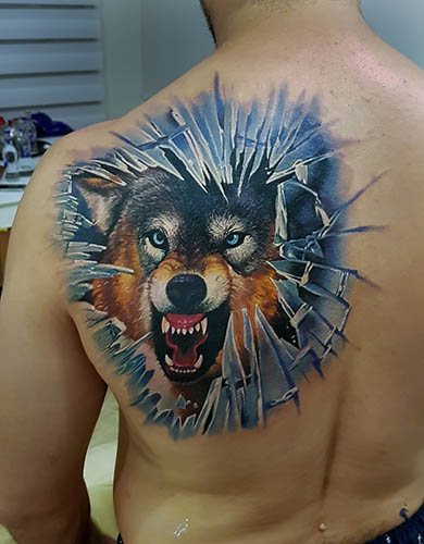 Τατουάζ με χαμόγελο λύκου. Φωτογραφία, δηλαδή στον ώμο, στο αντιβράχιο, στην πλάτη, στο χέρι