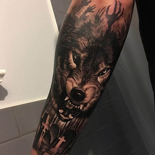 Un tatouage de sourire de loup. Photo, signification sur l'épaule, l'avant-bras, le dos, le bras