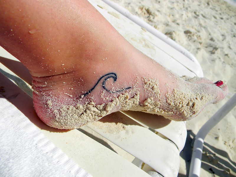 Hullám minimalista láb tetoválás