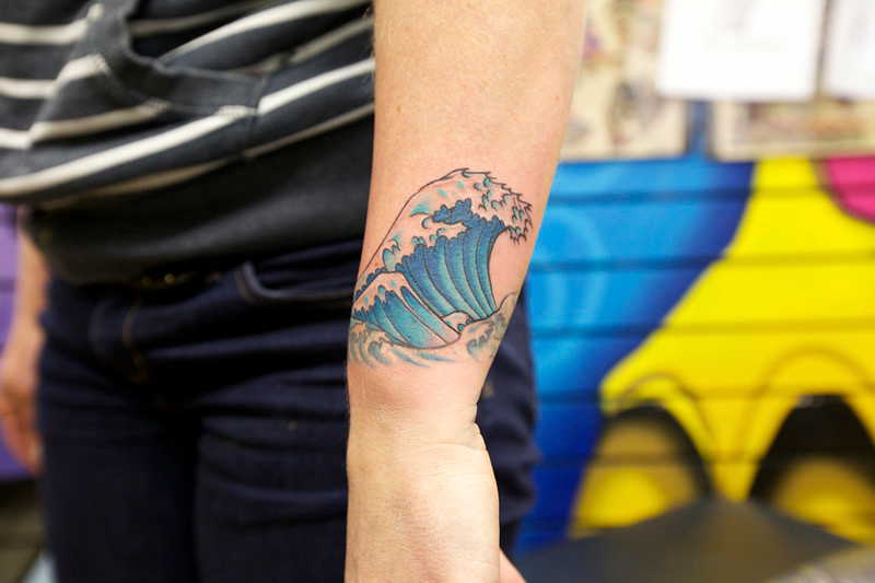 Tatouage de vagues sur l'avant-bras