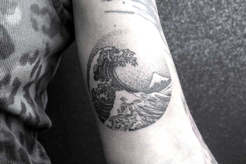 Hullám tetoválás a karon
