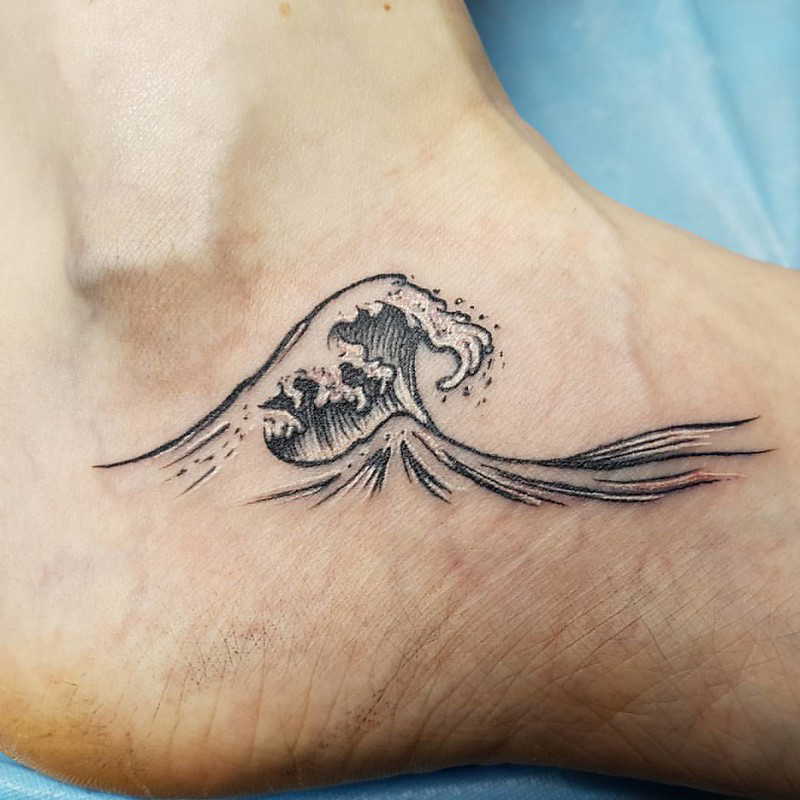 Hullám tetoválás a lábon