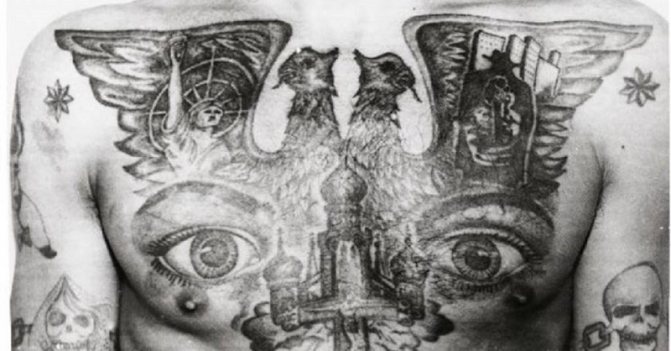 Por eso los presos soviéticos llevaban tatuados a Lenin y Stalin en el pecho.