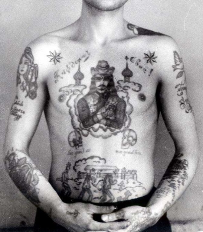 Por eso en la URSS los presos se golpeaban en el pecho con Lenin y Stalin.