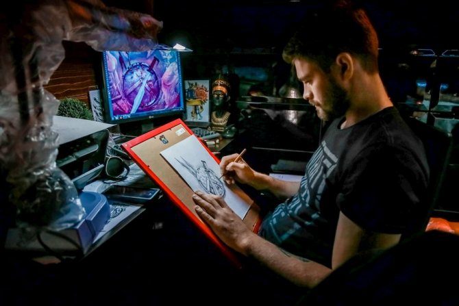 Можете да изберете един от готовите дизайни на шапката на OldBoy Barbershop или да поръчате на художник на черепи да я създаде за вас.