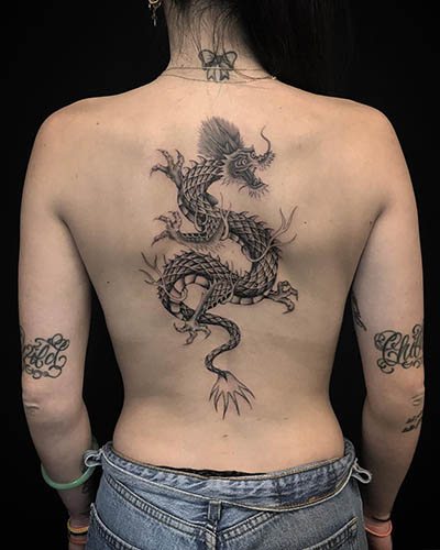 Dragon japonais. Croquis de tatouage simple en couleur, photo, signification