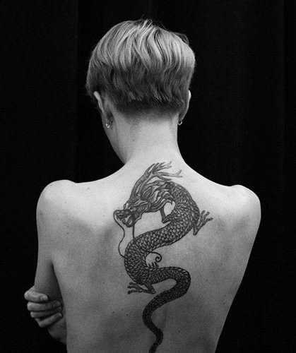 Dragon japonais. Croquis de tatouage simple en couleur, photo, signification