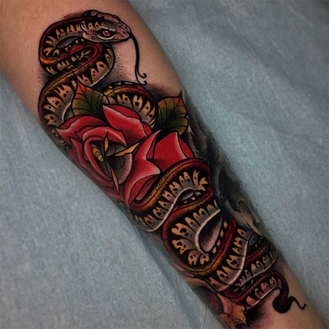 Un serpent brillant avec une fleur