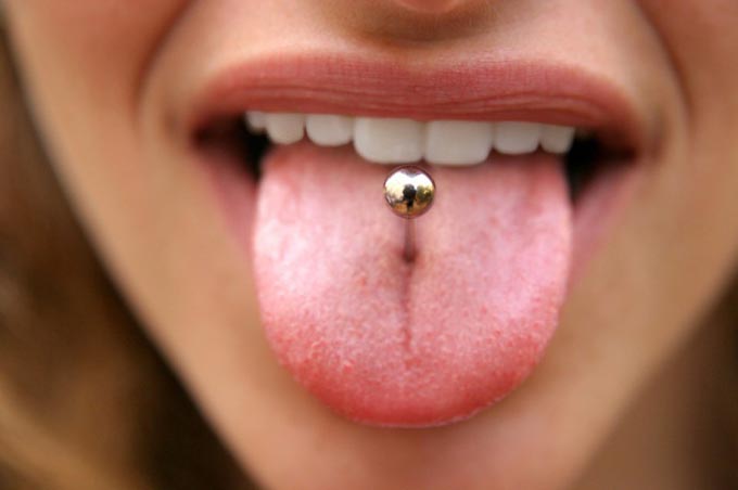 Piercing alla lingua troppo grande