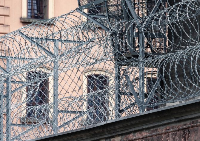 Il m'a traîné à la maison et m'a battu : le combattant hardcore Akab risque la prison.