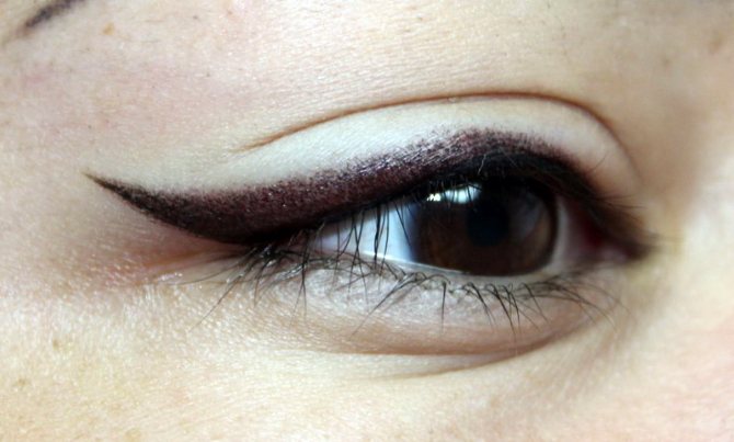 Flèches cicatrisées après le tatouage