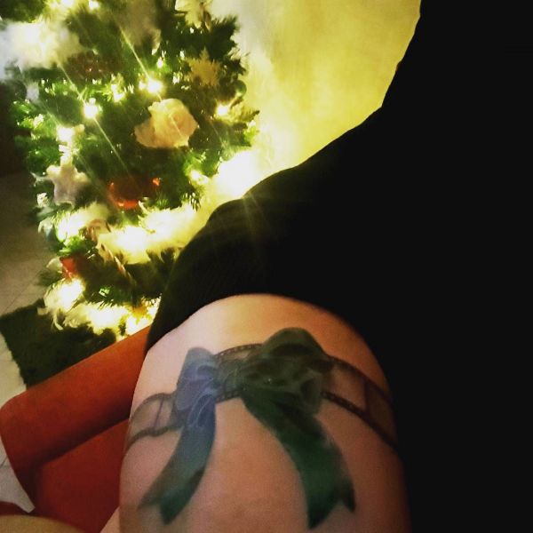 Noeud vert avec jarretière sur la jambe des filles