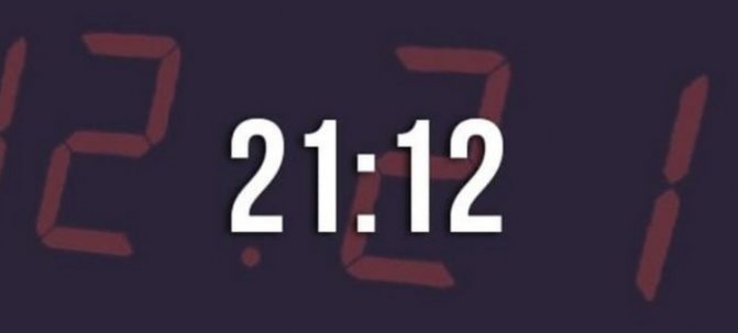 les chiffres du miroir sur l'horloge