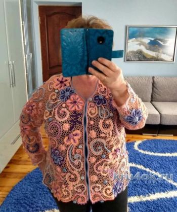 Vesta Margot je háčkovaná technikou irské krajky.