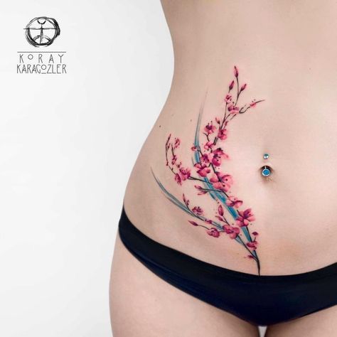 Tatouage de fleurs de cerisier sur le dos