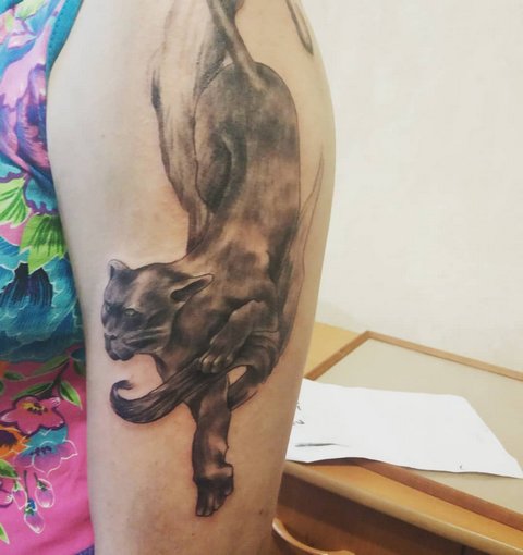 Tatuaje de pantera para mujer en el hombro