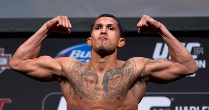 Des visages féminins tatoués sur la poitrine d'Anthony Pettis