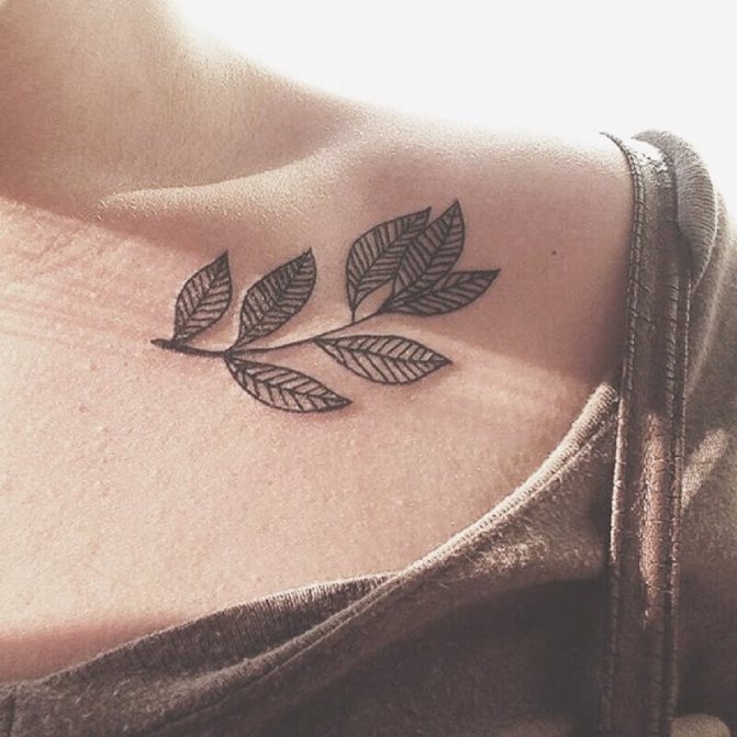Tatouage femme sur la clavicule - tatouage sur la clavicule