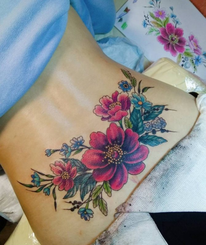 女性用ウエストタトゥー