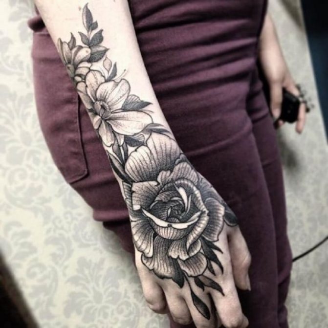 tatouages de femmes sur la main - tatouages de femmes sur le poignet - tatouages sur la main pour fille