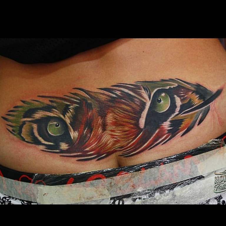 背中の女性用タトゥー