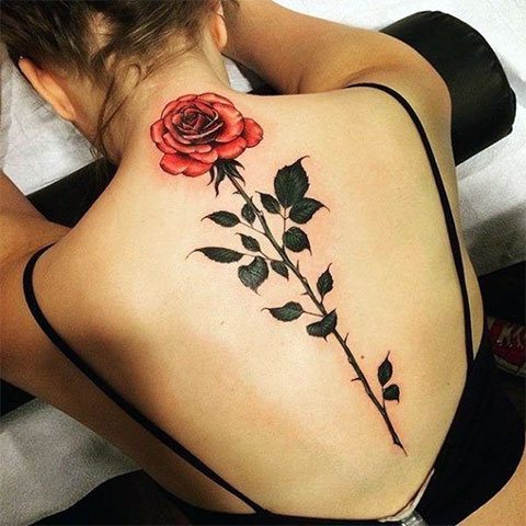 Femme tatouée d'une rose sur le dos