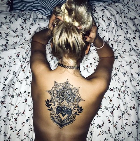 Tatouages de femmes sur le dos