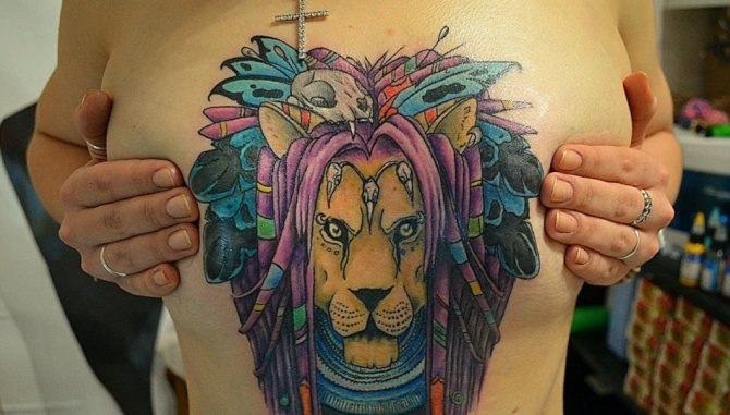 Kvinde bryst tatovering