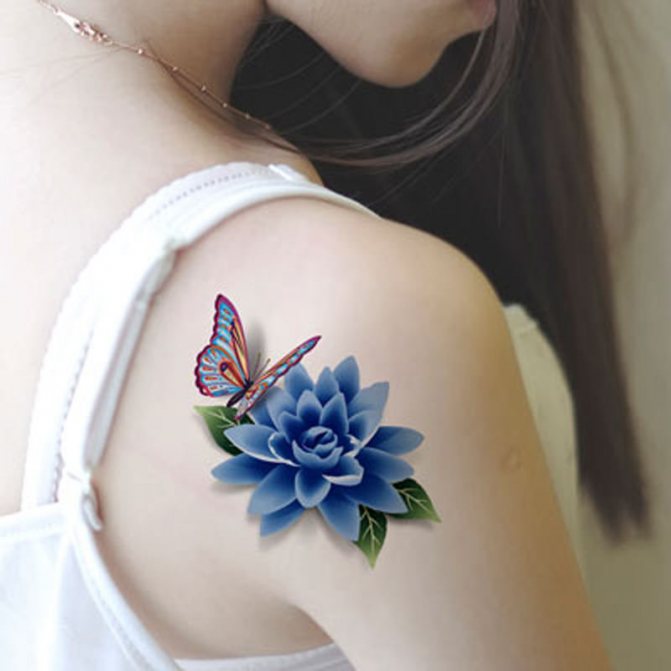 Tatouage féminin lumineux de fleurs et de papillons sur les épaules