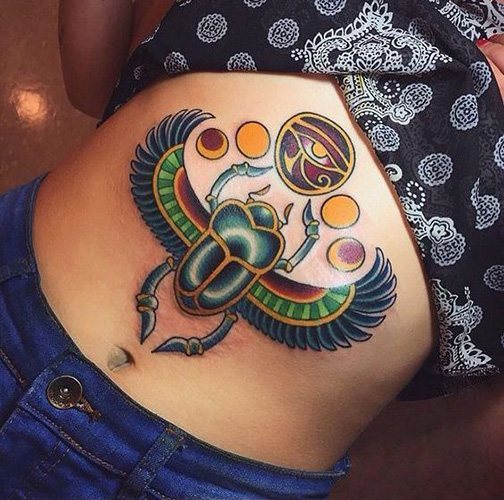 スカラベの刺青 脚、腕、手首、背中、首の意味、スケッチ、写真