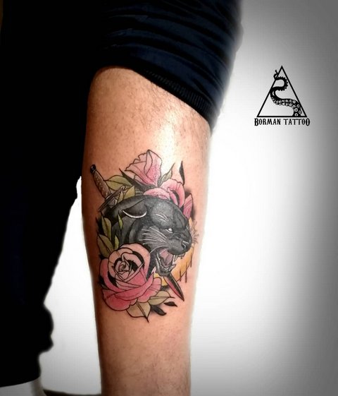 Pantera malvada con flor y espada en el brazo