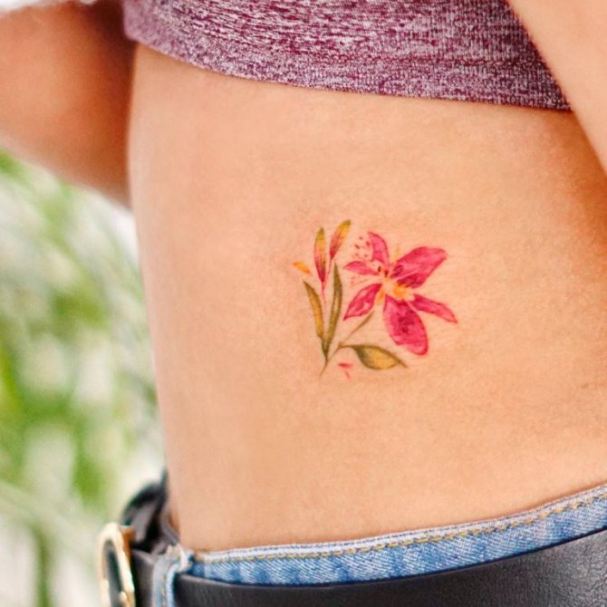 女の子の上のユリの入れ墨の意味