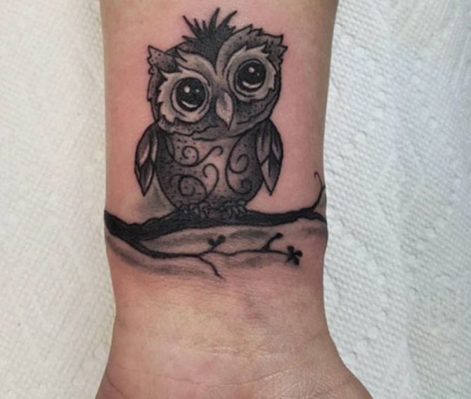 Signification du tatouage de chouette sur le cou d'un homme