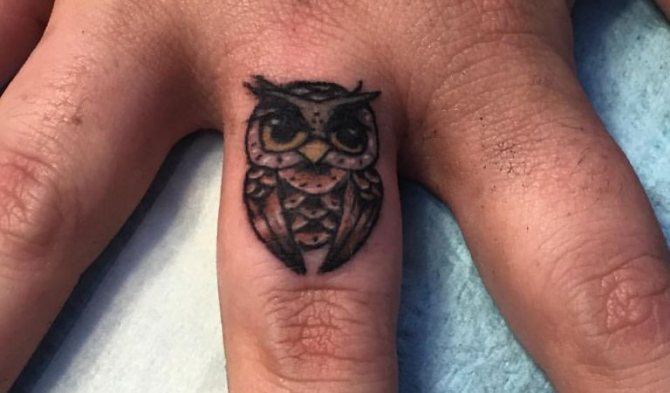 Signification du tatouage de chouette sur le cou d'un homme