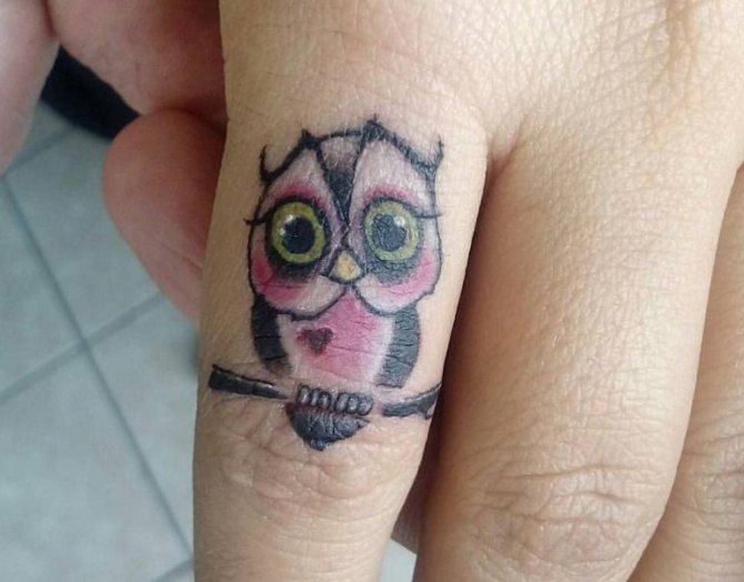 Signification du tatouage de chouette sur le cou d'un homme