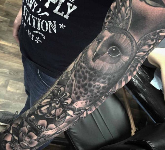 Signification du tatouage de chouette sur le cou d'un homme