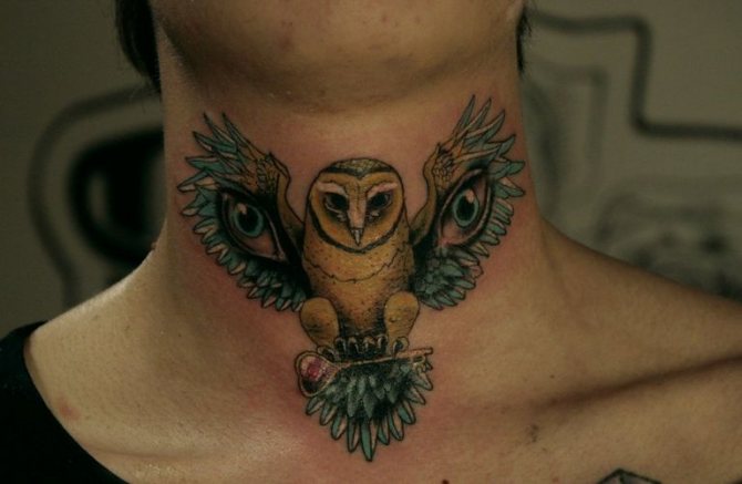 Signification du tatouage de chouette sur le cou d'un homme
