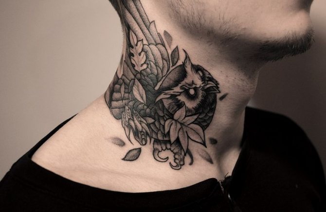 Signification du tatouage de chouette sur le cou d'un homme