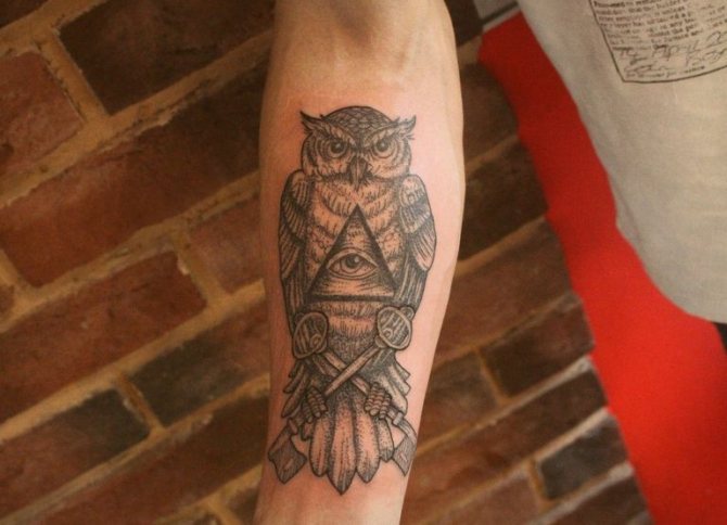 Signification du tatouage de chouette sur le cou d'un homme