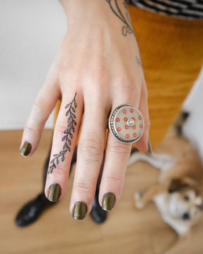 significato del tatuaggio ramo con foglie