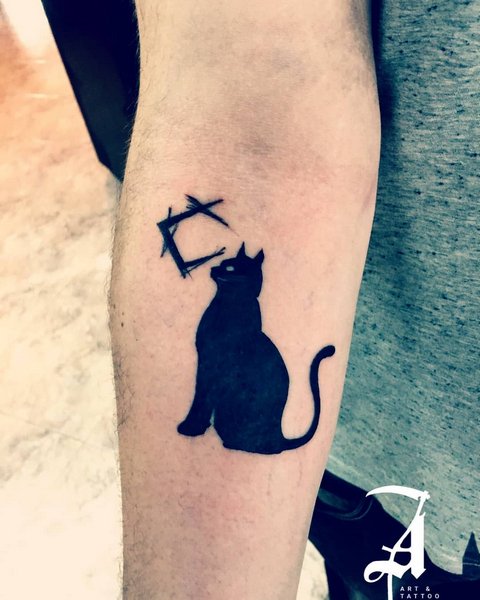 女の子と男性のための猫の入れ墨の意味、エジプトの猫、スフィンクス、猫の頭、黒、翼、前足