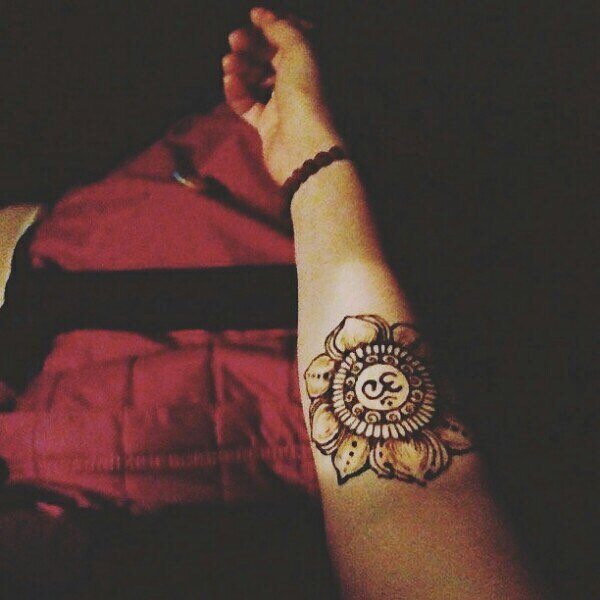 Znak Om na mehendi