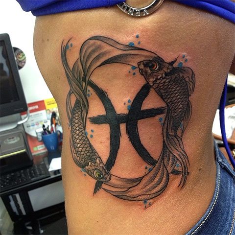 Znamení zvěrokruhu ryby - tetování na boku
