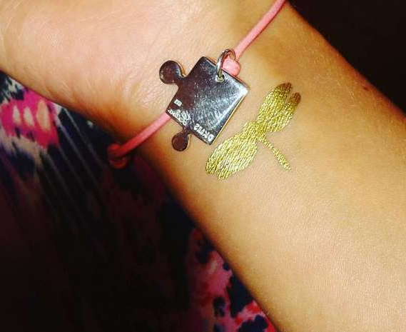 Libellule dorée au poignet