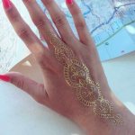 Tatouage doré sur le bras