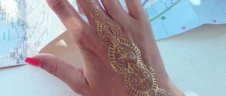 Χρυσό τατουάζ στο χέρι