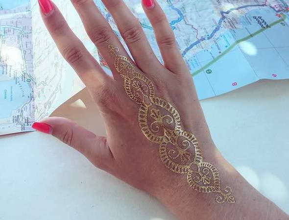 Tatouage en or sur le bras