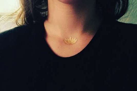 Tatouage de la poitrine en or
